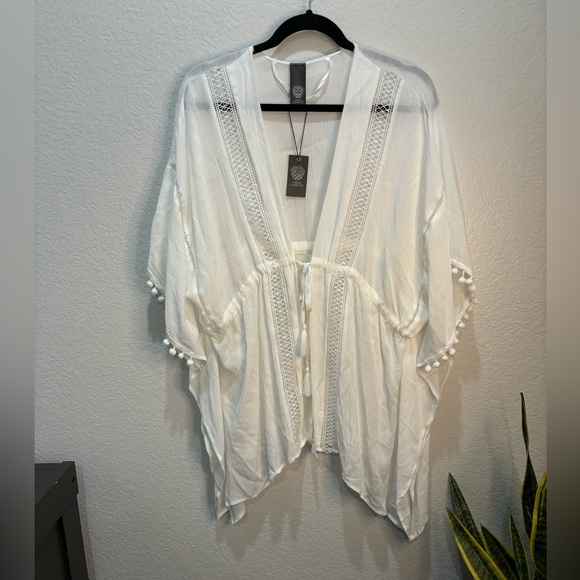 NWT- Vince Camuto Geometric Lace Pom Topper in white - Picture 2 of 6